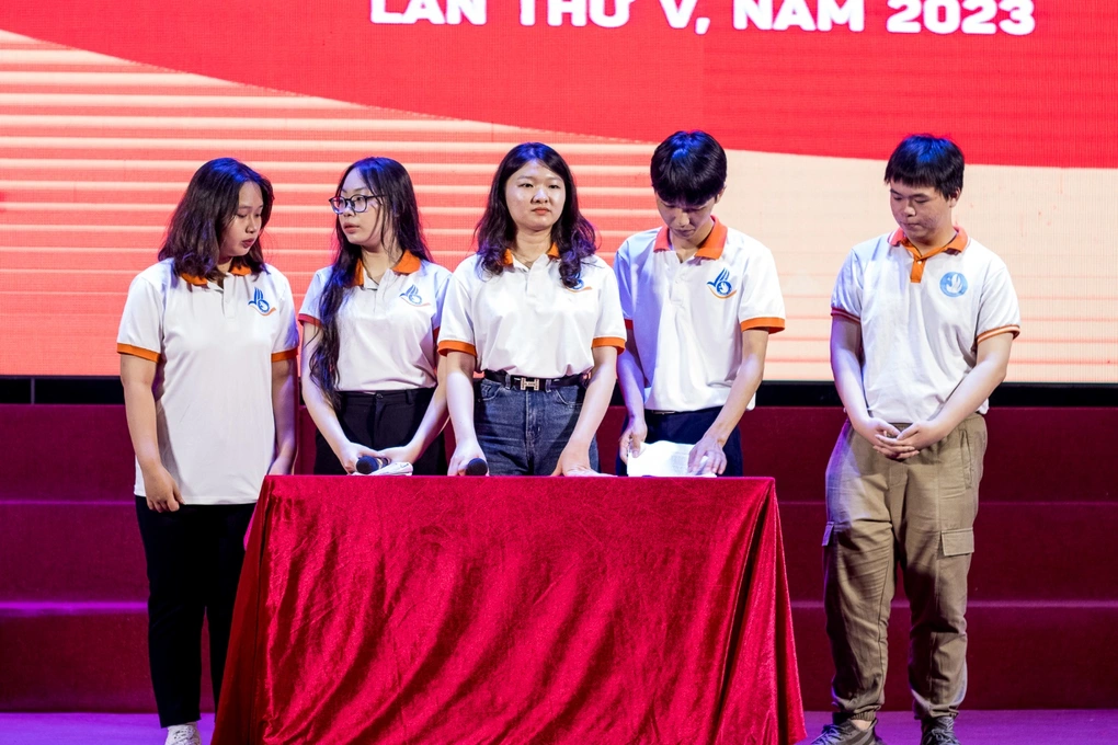 Sinh Viên Năm 3 Ngành Thương Mại Điện Tử Tại TLU